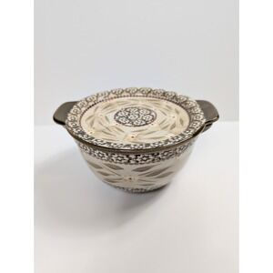 Temptations Tara Old World Beige‎ Round 1.5 Quart Casserole With Lid/Trivet